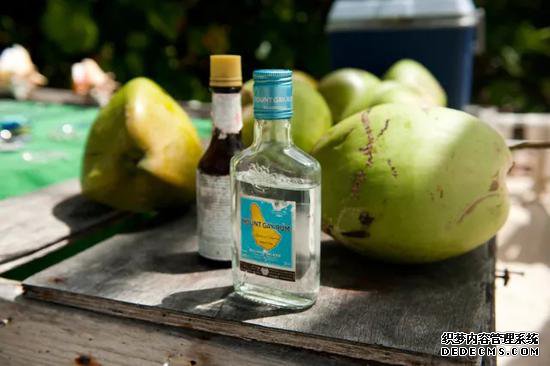 ��Ϧ����ͦ����������ĺ�̲������ľ�ʵذ塢���Ž�׵����鴲�ֵķ��䣬տ�����Ƶ����