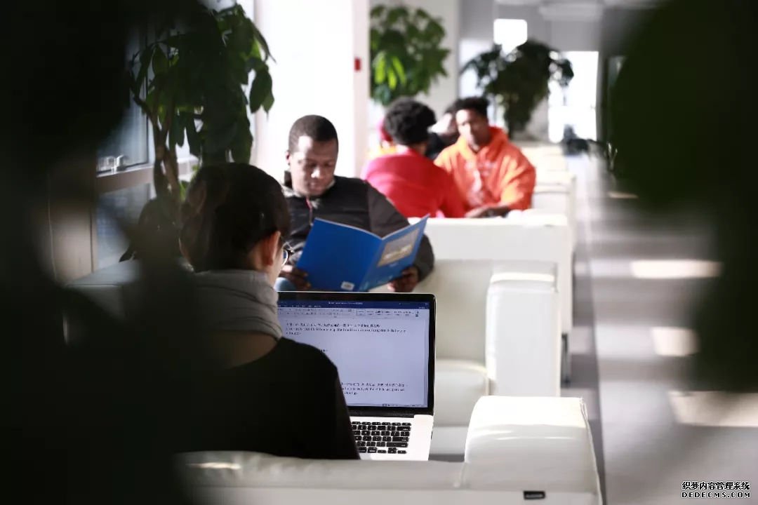 ���ް桶���˽�̽�����͡�������ҳ�濪����ʲô����һ�߷����������ԱΪ����ء���